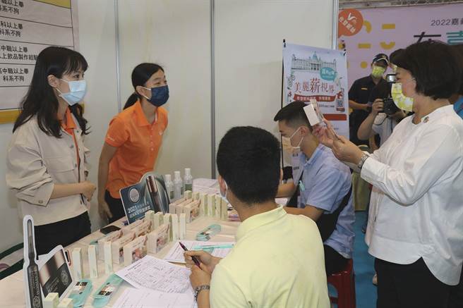 嘉義市長黃敏惠（右）關心廠商徵才與民眾找工作的媒合情形。（廖素慧攝）