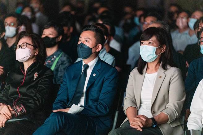 新竹市長林智堅（中）傳出可能交棒副市長沈慧虹（右），兩人在新聞曝光後首次公開合體露面。（新竹市府提供／邱立雅竹市傳真）