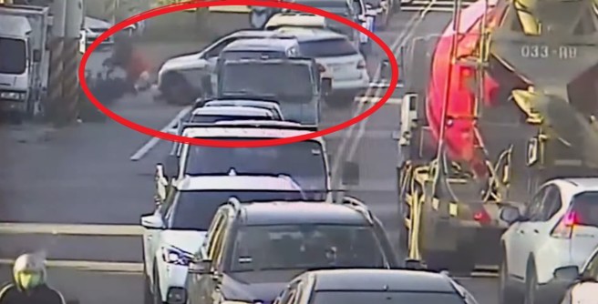 天虹科技罗姓副总违规撞死机车骑士，分局长到场陪做笔录，事后又爆出警方代肇事者发送声明，引发争议。(图／翻摄画面)