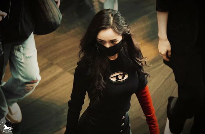 杨幂紧身衣藏不住好身材。(图／取自微博)