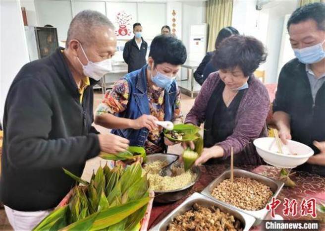 5月26日，在福建寧德的台灣人體驗包粽子。（中新網）