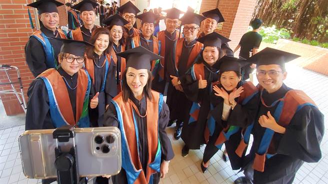 中山大学EMBA毕业献礼，出书「幸福三部曲」让梦想起飞。（柯宗纬翻摄）