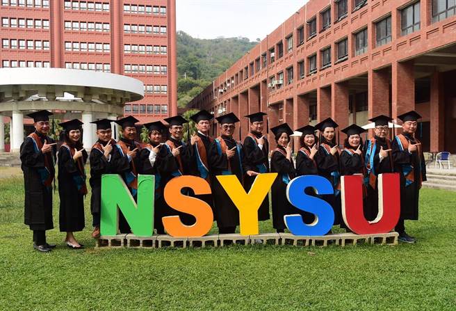 中山大学EMBA毕业献礼，出书「幸福三部曲」让梦想起飞。（柯宗纬翻摄）