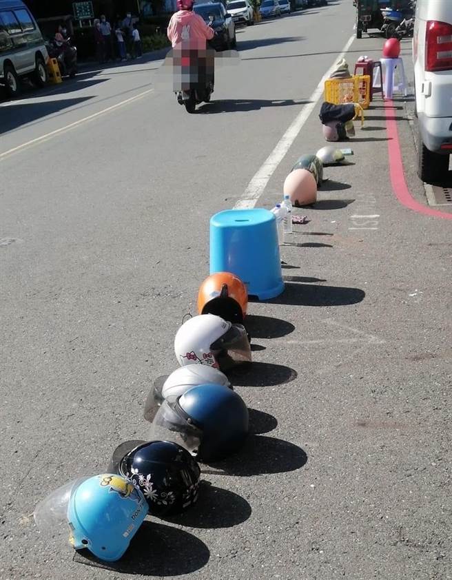 本土疫情烧不停，全台家长无不使出浑身解数替孩子抢疫苗，屏东枋寮乡还出现「安全帽排队」的奇景。（民眾提供／谢佳潾屏东传真）