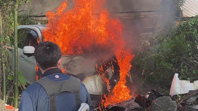 台东市山西路二段28日5点许发生休旅车衝撞民宅后起火燃烧意外。（民眾提供／蔡旻妤台东报导）