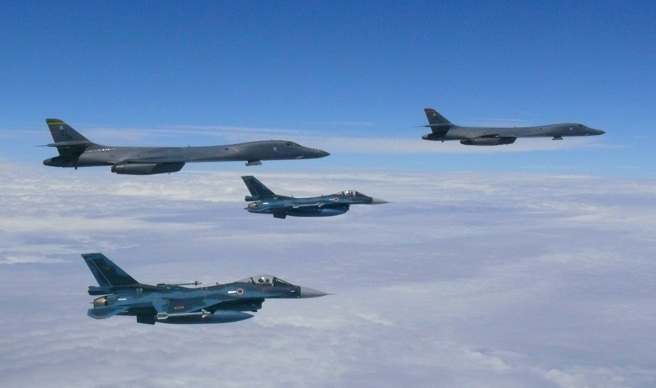 《日经亚洲》报导，日本准备允许向12个国家出口战机等武器。图为日空自F-2战机与美军B-1B轰炸机编队飞行。（示意图／DVIDS）