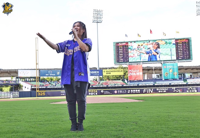 金曲歌后黃妃賽前為中信兄弟獻唱、開球。（中信兄弟提供）