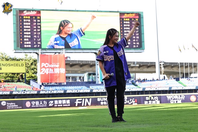 金曲歌后黃妃賽前為中信兄弟獻唱、開球。（中信兄弟提供）