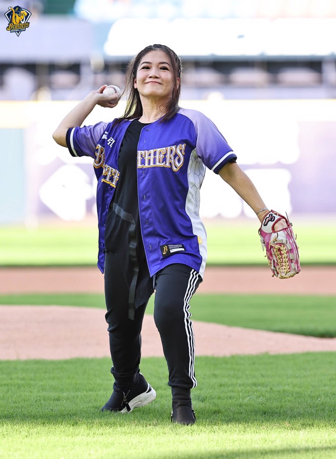 金曲歌后黃妃賽前為中信兄弟獻唱、開球。（中信兄弟提供）