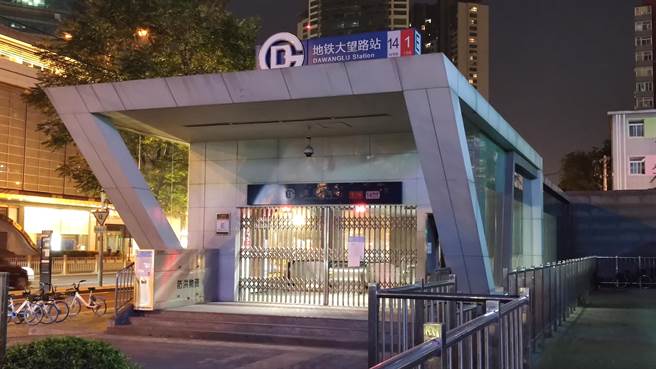 北京宣布29日起实施分区调整防控措施，明起朝阳、房山等区地铁可恢復营运。图为原先关闭的朝阳区地铁站口。（吴泓勋摄）