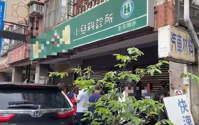 雲林縣搶打BNT兒童疫苗，有人私製排隊號碼牌引暴動。（摘自斗六人文社交圈臉書）