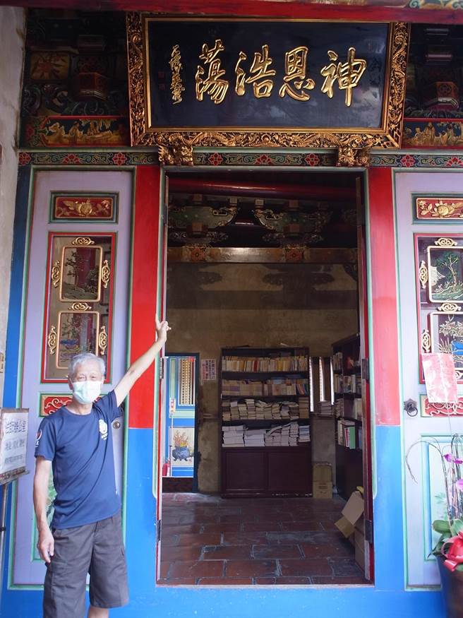 云林县北港朝天宫2块日本总督匾额，记录日据时代宗教歷史。（张朝欣摄）