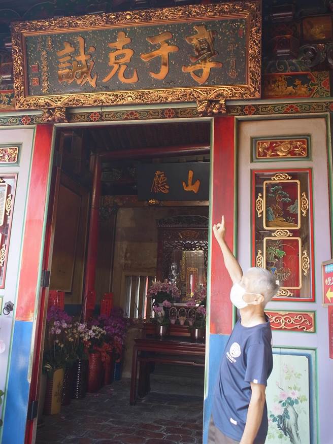 云林县北港朝天宫2块日本总督匾额，记录日据时代宗教歷史。（张朝欣摄）