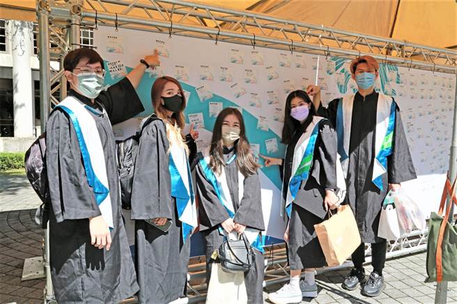 国立中山大学28日举办毕业典礼，校方搬出4年前应届毕业生刚入学时写下的「虫洞书简」，让毕业生重返时光隧道，回味当初新生时的自我期许。（国立中山大学提供／洪浩轩高雄传真）