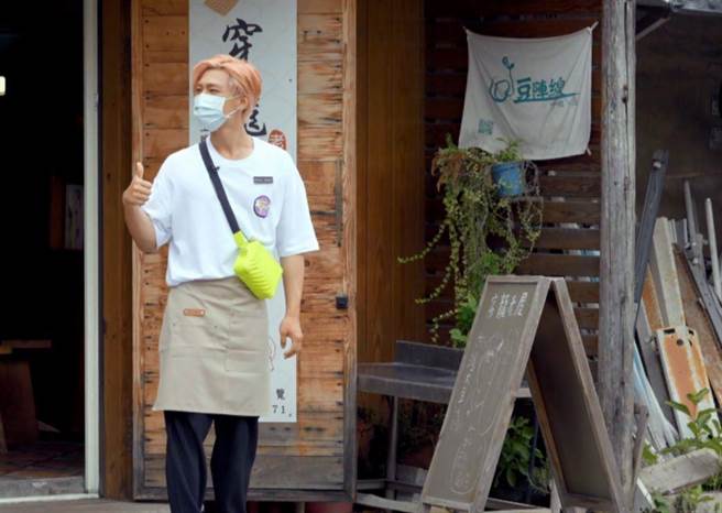 炎亚纶到豆腐店打工，当收银员。（TVBS提供）