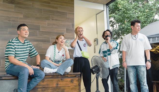 大伙一起到豆腐店打工。（TVBS提供）