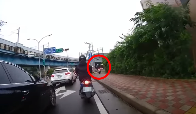有網友發現1名騎士直接騎上路旁整條人行道上飆速，所幸人行道上完全沒人，該騎士最後還順著人行道植「紅燈右轉」。（翻攝自YouTube頻道「WoWtchout - 地圖型行車影像分享平台」）