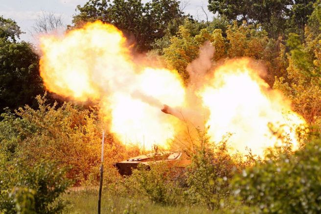 俄軍用2S1 Gvozdika 122mm自走榴彈炮轟炸盧甘斯克（Luhansk）（圖/路透）