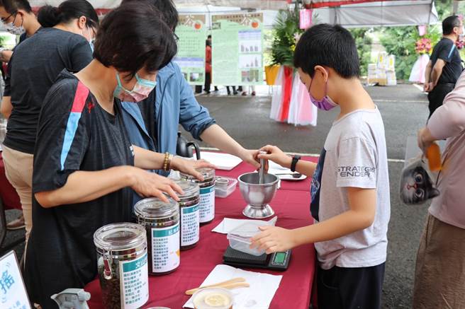 茶业改良场119周年庆中，推出创意茶谱，开放让民眾自己摇出台湾特色茶饮料。（蔡明亘摄）