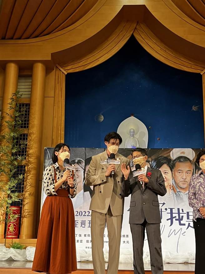 寇家瑞（中）笑说怕把爸爸的招牌砸了。（大爱提供）