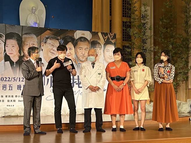 《你好，我是谁》演员群合体南下宣传。（大爱提供）