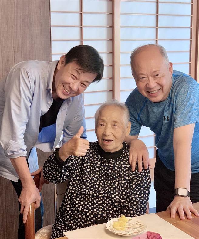寇世勋与曹奶奶、曹汶龙相见欢。（大爱提供）