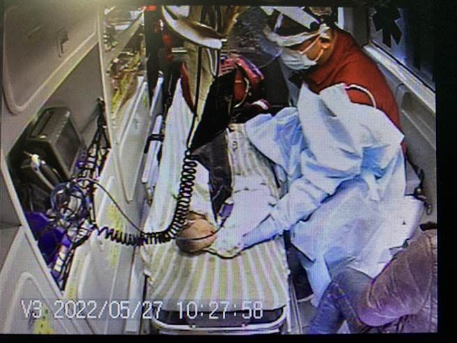 救护人员确认产妇及新生儿的生命徵象皆稳定后立即将2人送医。（龟山分队提供／陈梦茹桃园传真）