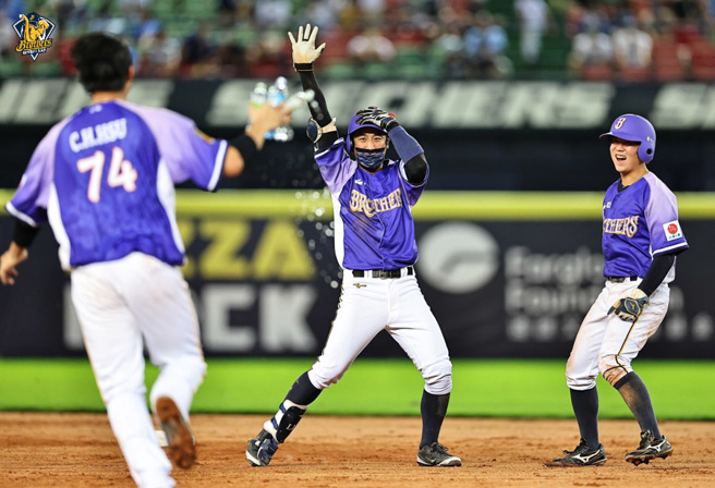 中信兄弟林書逸敲出生涯首支再見安打。（中信兄弟提供）