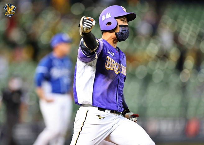 中信兄弟林書逸敲出生涯首支再見安打。（中信兄弟提供）