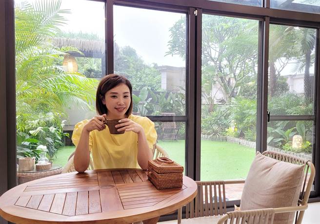 陈真放假变得不爱出门，在家享受「偽出国」。（陈真提供）