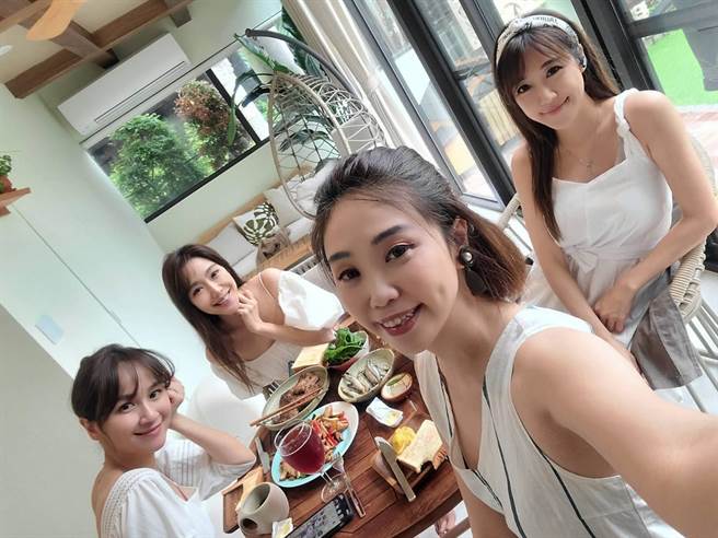 蔡逸帆、佩佩以及依依庆祝陈真新居落成。（陈真提供）
