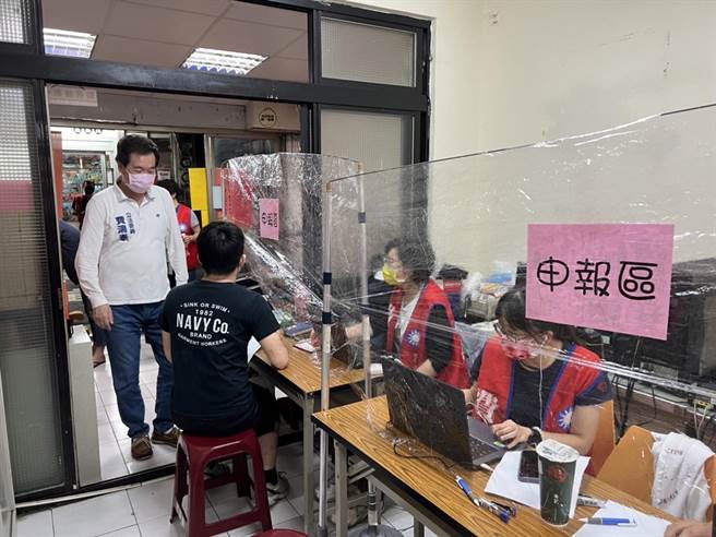 費鴻泰每年的報稅服務不間斷，今晚剛完成今天的第四場報稅服務。（立委費鴻泰提供）