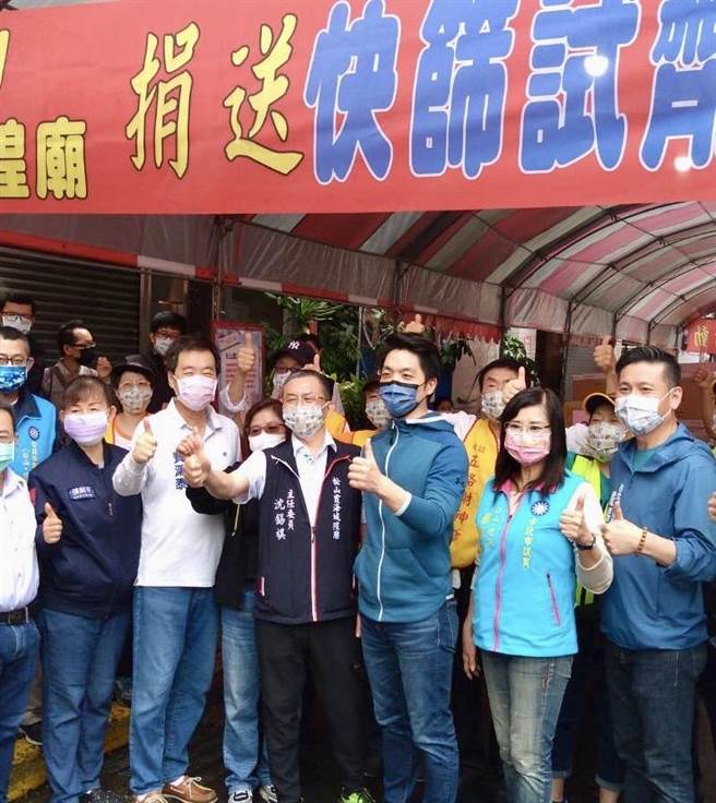 松山霞海城隍廟連續三天發放快篩試劑給需要民眾。今天一早費鴻泰在現場，跟國民黨正式提名的市長候選人蔣萬安委員一起協助發放。（立委費鴻泰提供）