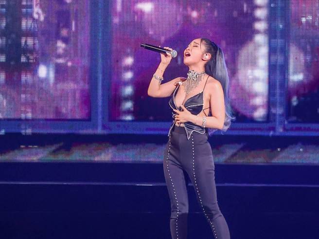 陈芳语打造深V火辣造型，大方分享男友甜蜜互动。（罗永铭摄）