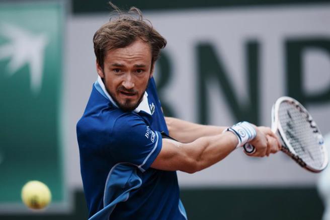 世界排名第2的俄罗斯好手麦德维夫直落3击败塞尔维亚对手，挺进法网男单16强。（美联社）