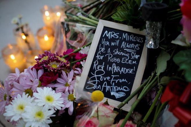 民眾纪念在枪击案中不幸丧生的教师。（图／路透社）