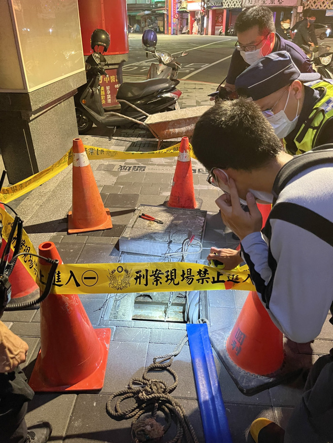 新北市板桥区府中路与南门街交叉路口下水道，今（28日）晚间9时28分进行抽水工程时，2名工人昏迷在下水道内，救出时均无生命迹象，已分别往亚东医院及土城长庚医院急救。（翻摄画面）
