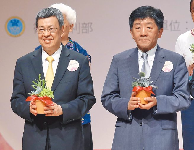 前副總統陳建仁（左）、衛福部長陳時中（右）。（資料照片）