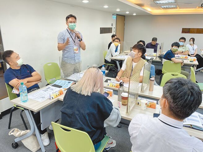 何仁杰说，透过传承班讲师的指导与同学间的交流，他获得相当多的刺激与启发，「我从老师与同仁的经验中发现『原来可以这样做』，而且原来别人已经用这种做法很久了。」图／全国中小企业总会提供