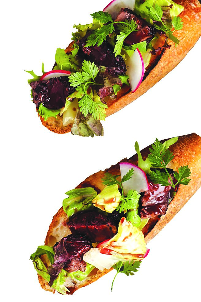 〈红酒炖近江牛〉以适合炖煮的和牛腿肉搭配蔬菜烹煮，可搭配麵包享用。图／和牛研究室