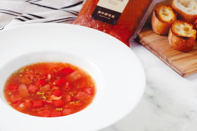 〈匈牙利蔬菜牛肉汤〉是採和牛肉、番茄、洋葱等蔬菜熬煮，再添加胡椒、匈牙利红椒粉，口味微辣适合搭配麵包。图／和牛研究室