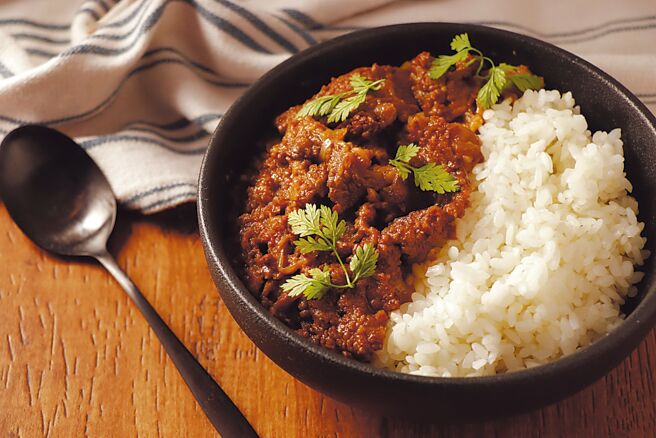 〈和牛日式烩饭酱〉以和牛肉、蔬菜、奶油、红酒烹调而成，浓郁酱汁与软嫩入味的牛肉，简单覆热搭配白饭就能享用。图／和牛研究室