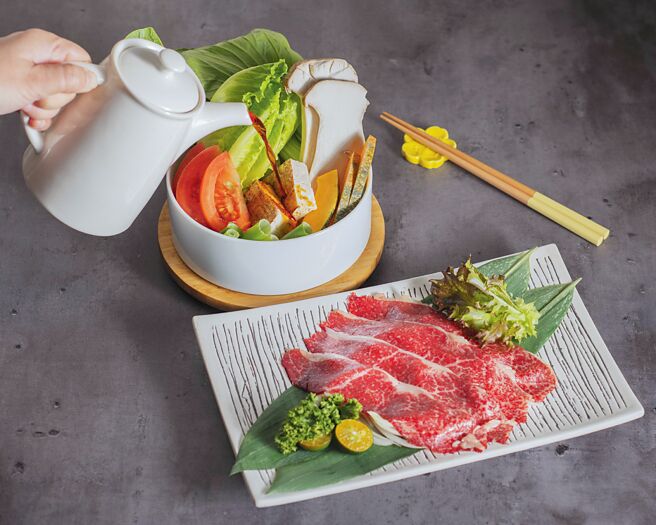 〈和牛寿喜烧〉是用柴鱼酱油、料理盐、洋葱、奶油炒香作寿喜烧锅底，搭配现涮和牛薄片，口感甘醇鲜甜。图／台北远东香格里拉饭店