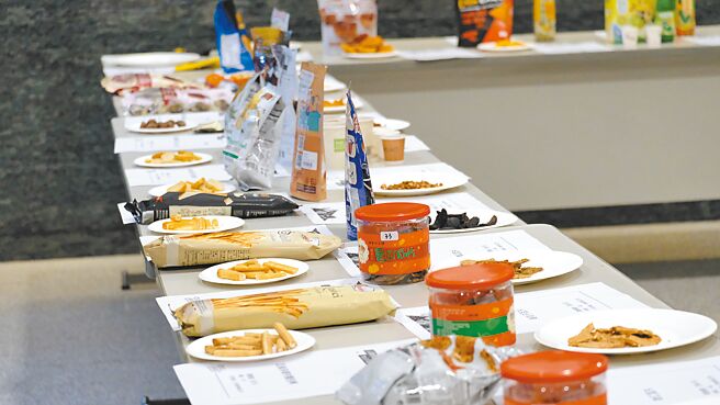 开国公司在展前邀请专业评审进行热门休閒食品评选，胜出的产品在会展登场时，将增加曝光机会。图／业者提供