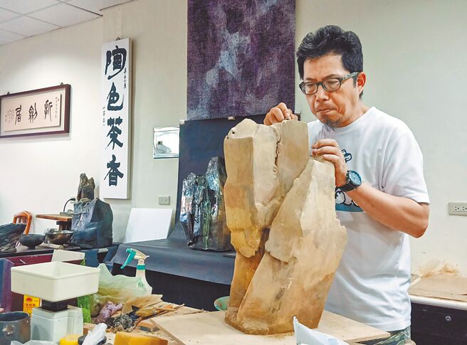 傅枫宸的陶塑山水创作，在台湾陶艺界独树一格。图／傅枫宸提供