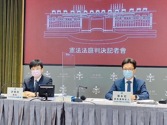 詹姓空姐与义大利蓝姓商人争取8岁女儿监护权，最高法院原裁定由蓝带女童回义大利，宪法法庭27日判决该裁定违宪，女童可暂留台湾。（林伟信摄）