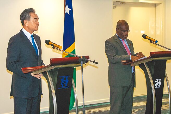 中美竞争日趋白热化，近日双方都将触角伸至南太平洋。图为中国外交部长王毅访问索罗门群岛时的画面。（美联社）