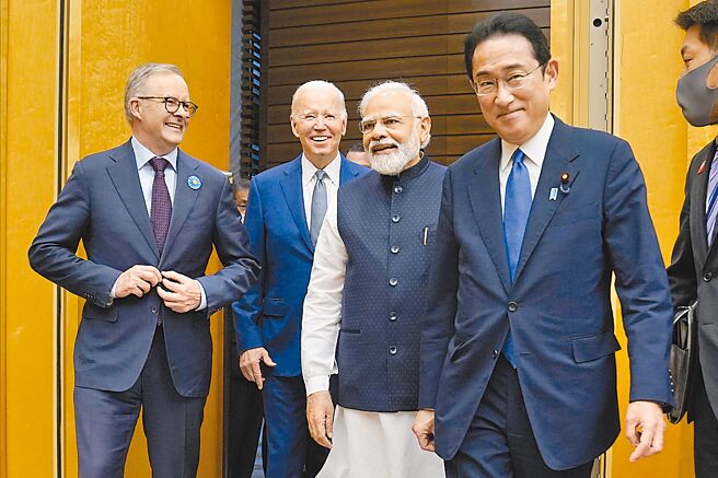 日本首相岸田文雄（右一）。（美联社）