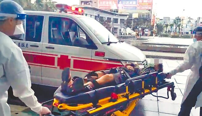 屏東火車站兒童疫苗施打站，有學童注射完畢出現暈針情況，經送醫觀察後皆無大礙。（翻攝畫面／林和生屏東傳真）