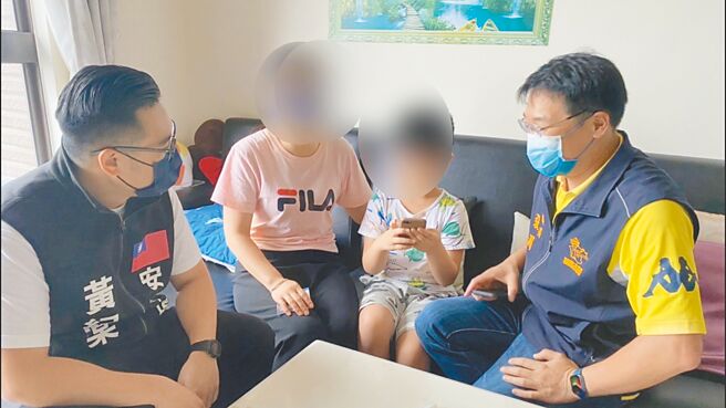 基隆市议员参选人黄纪棠（左一）及议员张渊翔（右一）探视男童家属。（黄纪棠提供／张志康基隆传真）